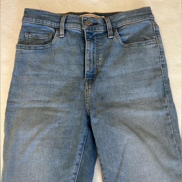 Levi’s 720 high rise super skinny light wash jeans cut in distressed hem - Picture 8 of 10